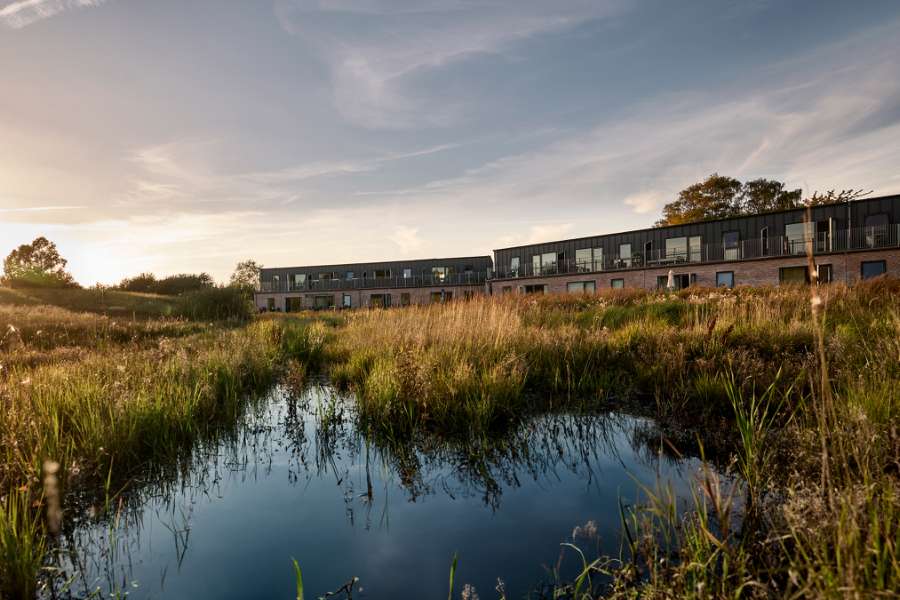 Historisk skov får åkande-nabo beklædt med stålprofiler, Åkandehaven, Langedam 1, 3250 Græsted